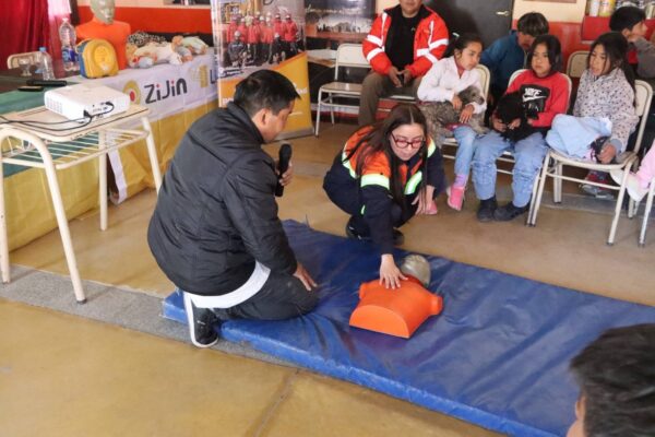 ZIJIN-LIEX BRINDÓ UNA CAPACITACIÓN EN EMERGENCIAS CARDIOPULMONARES EN LA ESCUELA PRIMARIA N°292.