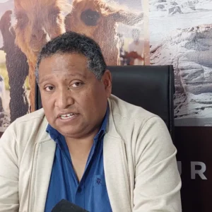 INTENDENTE DE ANTOFAGASTA DE LA SIERRA RECLAMA SANEAMIENTO DE TIERRAS MINERAS Y CUESTIONA POLÍTICAS NACIONALES.