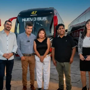NUEVO BUS INCORPORA TECNOLOGÍA DE VANGUARDIA Y REFUERZA EL TRANSPORTE MINERO EN LA PUNA SALTEÑA.