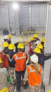 ESTUDIANTES DE TINOGASTA RECORRIERON LA PLANTA DE ZIJIN LIEX Y CONOCIERON EL PROCESO DEL LITIO.