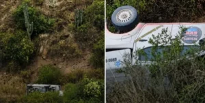 CAMIONETA MINERA CAYÓ 30 METROS AL VACÍO Y SUS OCUPANTES SOBREVIVIERON.