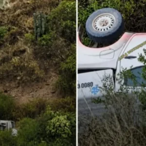 CAMIONETA MINERA CAYÓ 30 METROS AL VACÍO Y SUS OCUPANTES SOBREVIVIERON.