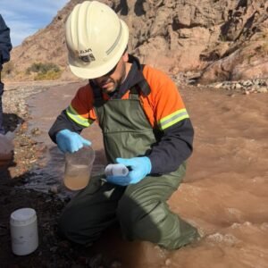 ZIJIN 3Q FORTALECE EL MONITOREO AMBIENTAL PARTICIPATIVO EN FIAMBALÁ CON UNA NUEVA JORNADA EN EL RÍO GUANCHÍN.