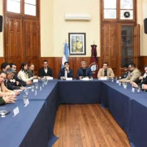 SALTA REFUERZA LA APUESTA POR EL EMPLEO LOCAL: SENADORES Y MINERAS ACORDARON PROFUNDIZAR LA CAPACITACIÓN Y EL DESARROLLO DE PROVEEDORES.