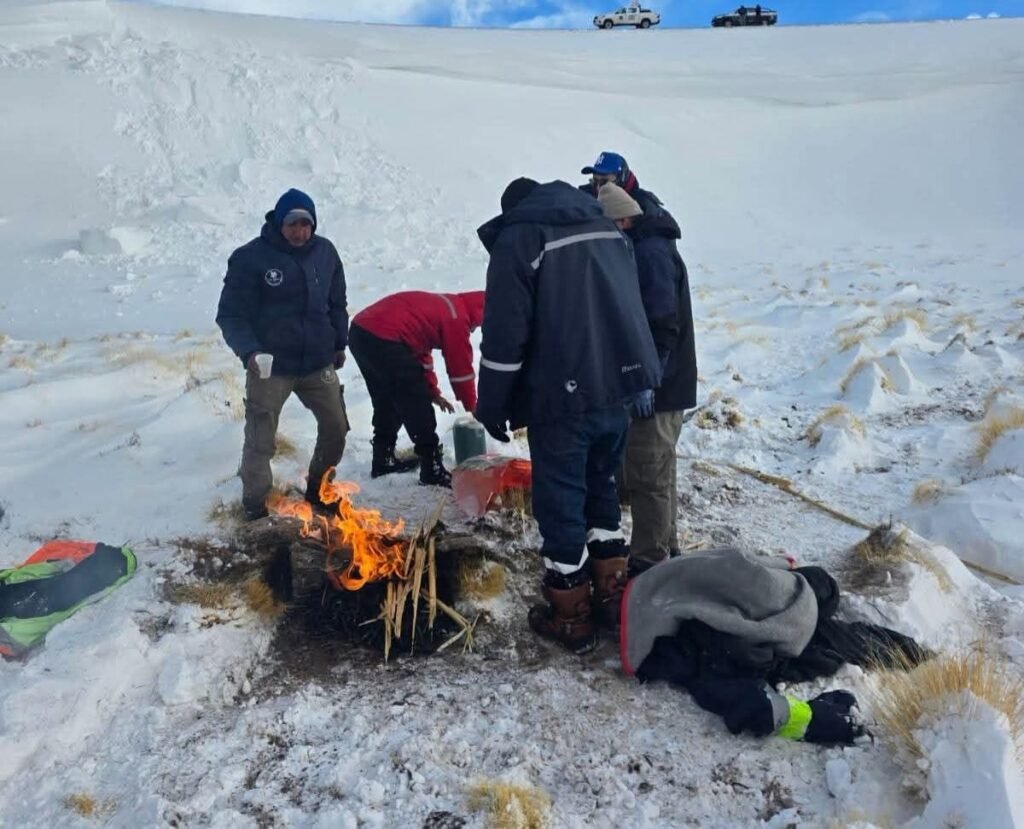 FINAL FELIZ: HALLARON CON VIDA A LOS CUATRO MINEROS PERDIDOS EN ANTOFAGASTA DE LA SIERRA.