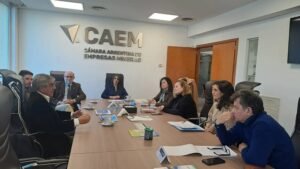 CAEM, LA UNCA Y EL SENADOR FLAVIO FAMA COORDINAN ACCIONES PARA IMPULSAR LA FORMACIÓN VINCULADA A LA MINERÍA.