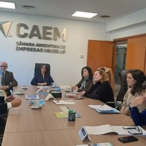 CAEM, LA UNCA Y EL SENADOR FLAVIO FAMA COORDINAN ACCIONES PARA IMPULSAR LA FORMACIÓN VINCULADA A LA MINERÍA.