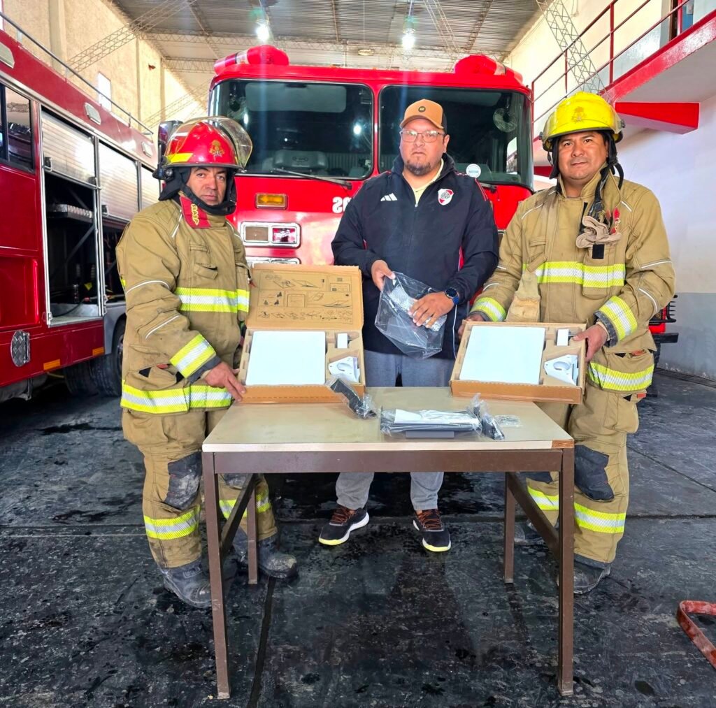 YOKABEER SERVICIOS MINEROS DONÓ DOS ANTENAS STARLINK A LOS BOMBEROS VOLUNTARIOS DE SANTA MARÍA.