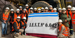 ESTUDIANTES DE URUNDEL VISITARON MINA LINDERO Y SE ACERCARON AL MUNDO LABORAL MINERO.