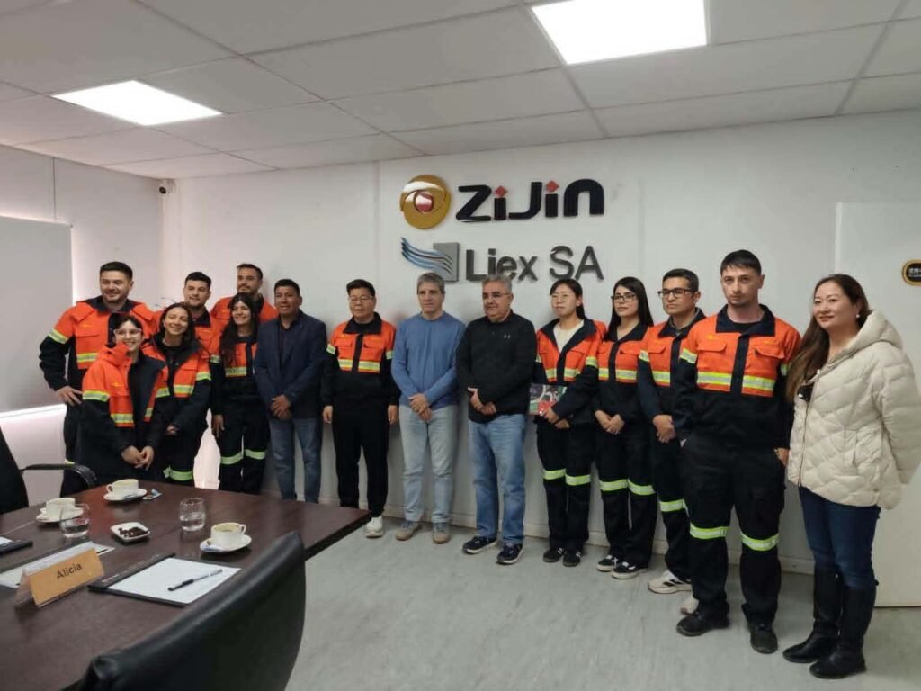 RAÚL JALIL Y LUIS CAPUTO RECORRIERON LA PLANTA DE ZIJIN LIEX EN FIAMBALÁ.